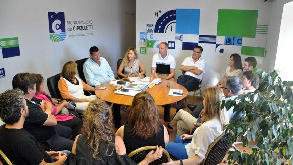 La ministra Jara Tracchia recorrió escuelas cipoleñas