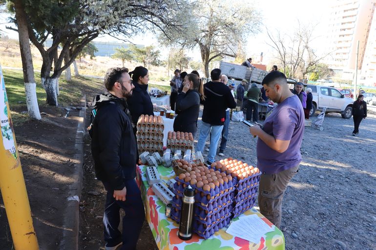 Habrá venta de frutos secos, hongos, miel, productos deshidratados, huevos de gallinas felices, es decir que no están enjauladas.