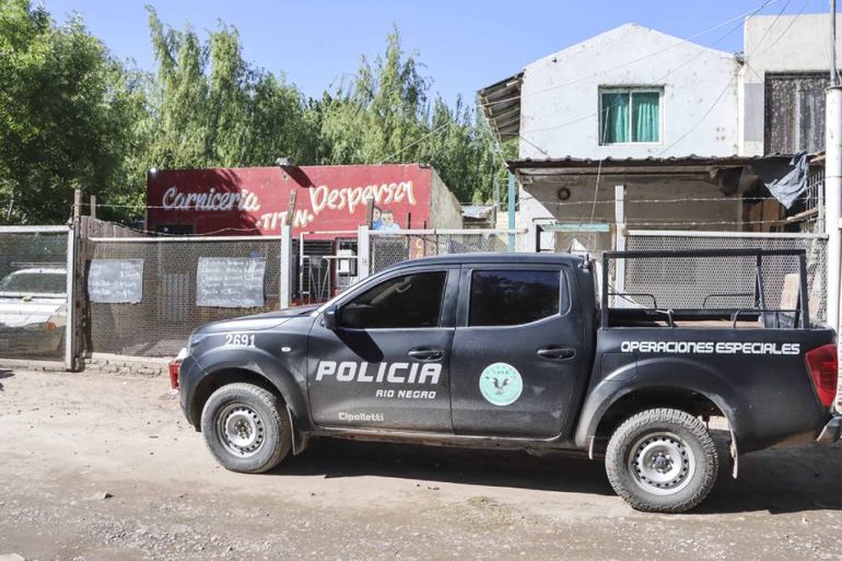 El comercio donde ocurrió el asesinato esta mañana era custodiado por personal del COER. Foto Anahí Cárdena El comercio donde ocurrió el asesinato esta mañana era custodiado por personal del COER. Foto Anahí Cárdena