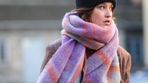 Adiós bufandas tradicionales: qué son las puffer scarves que ya marcan tendencia en este invierno 2025