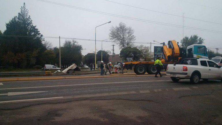 Una camioneta terminó adentro de un canal a la vera de la Ruta 151