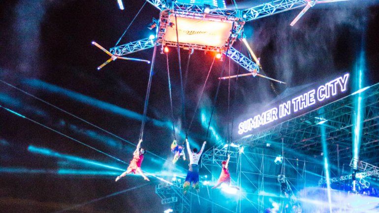 La compañía de danza aérea Élevé llega a Showmatch.