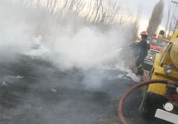 Se salvaron por tirarse de la moto