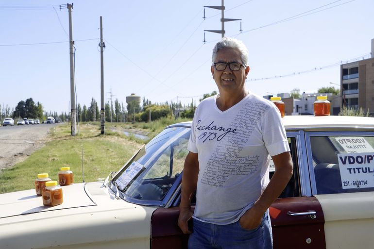 Vende miel hace 16 años años en la zona. Este jueves está en la Ruta 151. Foto Anahí Cárdena. Vende miel hace 16 años años en la zona. Este jueves está en la Ruta 151. Foto Anahí Cárdena.