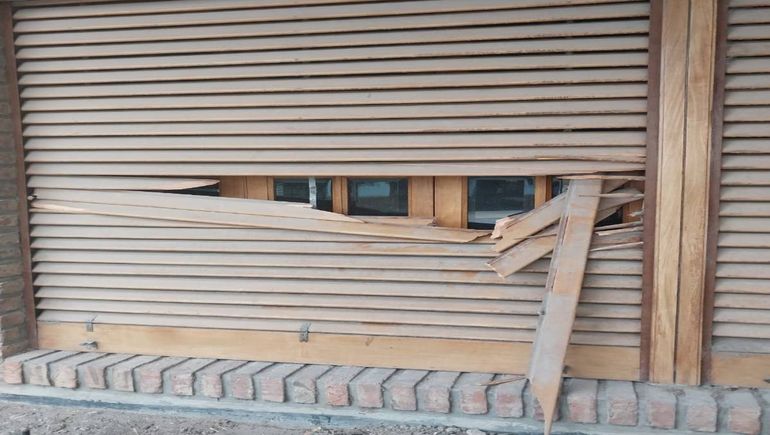 Les reventaron la ventana a patadas, salieron a buscar al ladrón y lo encontraron