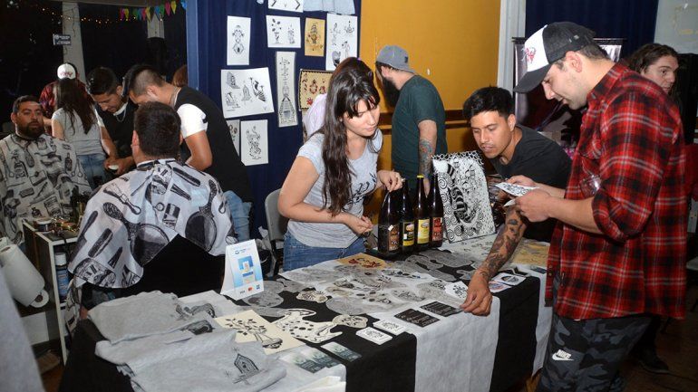 Los tatuadores copan la ciudad con sus diseños