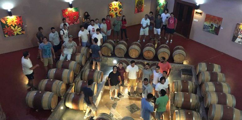 Los jugadores de Hindú recorrieron la Bodega Familia Schroeder.