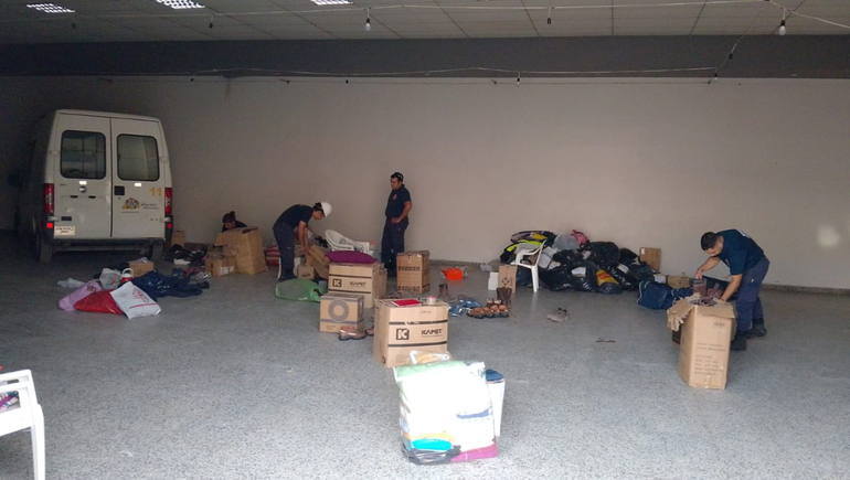 Los Bomberos Voluntarios clasificaron las donaciones en el cuartel central.