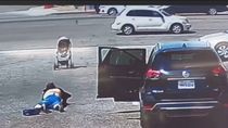 video impactante: salvo a un bebe de ser atropellado
