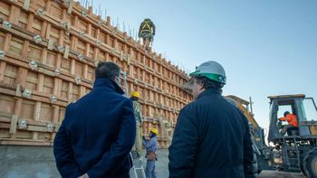 Alberto Weretilneck recorrió la obra y destacó el lugar tendrá un rol estratégico en el futuro de Río Negro. Foto: Gentileza. Alberto Weretilneck recorrió la obra y destacó el lugar tendrá un rol estratégico en el futuro de Río Negro. Foto: Gentileza.