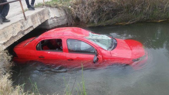 Mamá e hijita se salvan de milagro tras caer a un canal