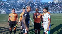 Marín, capitán de Cipo, en el sorteo contra Villa Mitre, con su colega Manchafico. 