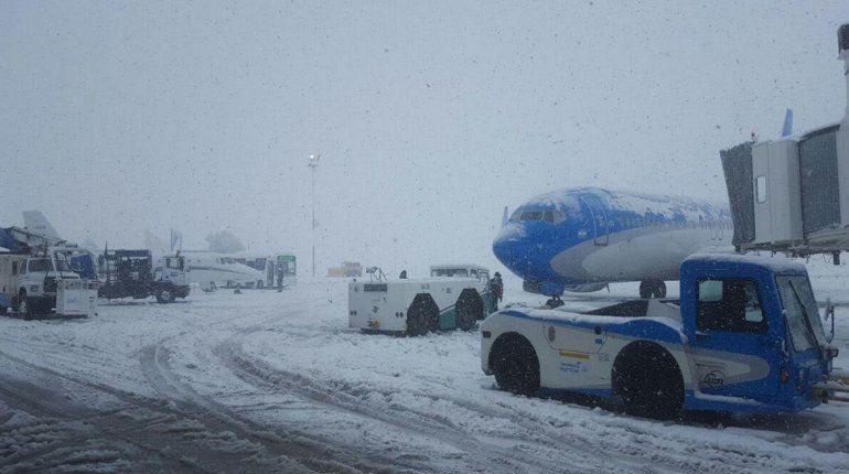 Ola polar: montaron un operativo en aeropuertos para evitar que se congelen los aviones y las pistas copy