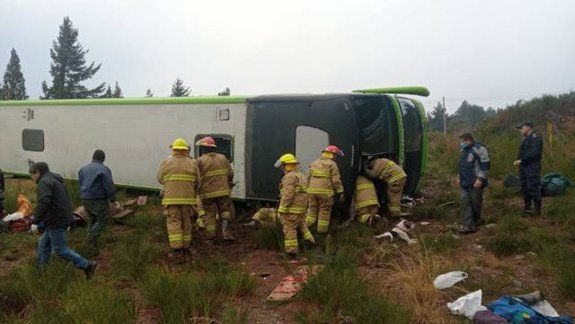 Volcó un colectivo de larga distancia que se dirigía a Bariloche