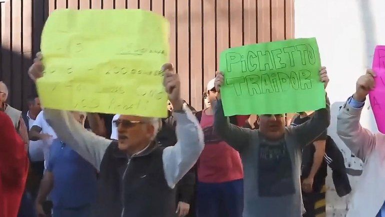Jubilados escracharon a Pichetto en un acto en Quilmes