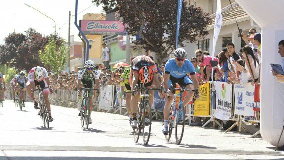 La llegada del pelotón en el primer día de competencia por el GP de ciclismo.