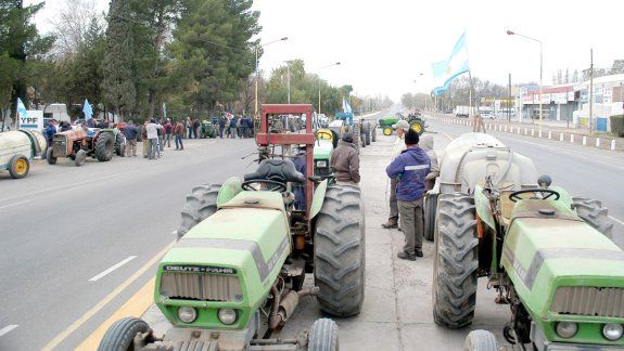 Los tractores volverán esta semana a surcar las rutas del Alto Valle en señal de protesta.