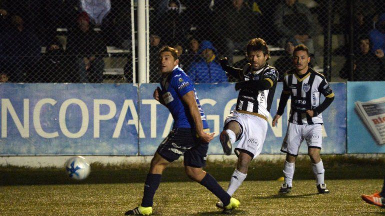 De los pies de Weiner nacieron las mejores jugadas de Cipo. Un centro del mediapunta a la cabeza del Tecla casi termina en el 2-0