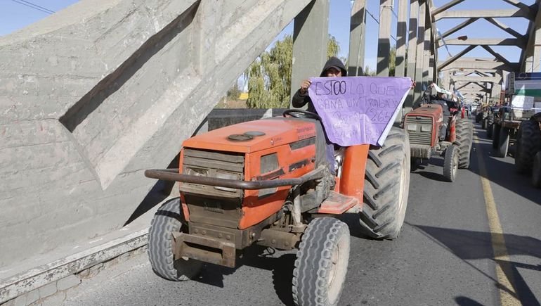 Multitudinario tractorazo por Ruta 22: productores reclaman apoyo del Gobierno