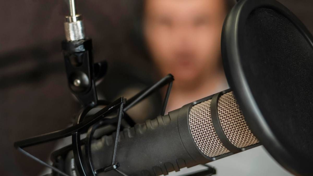 Un conductor de radio de la zona se metió en un gran lío.