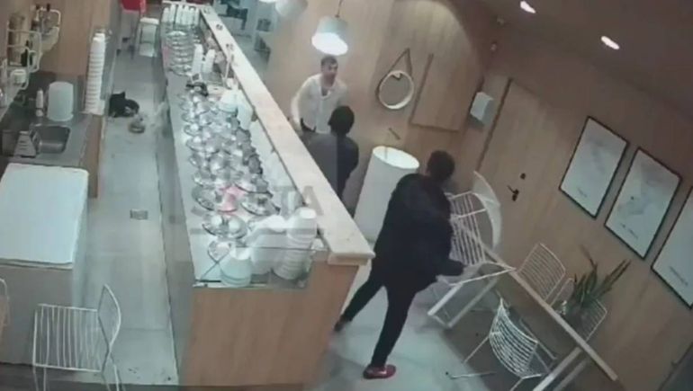 Feroz pelea en una heladería: volaron mesas, sillas y golpes de puño