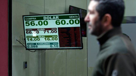 El dólar llegó a $60 y el gobierno vendió reservas y tomó medidas