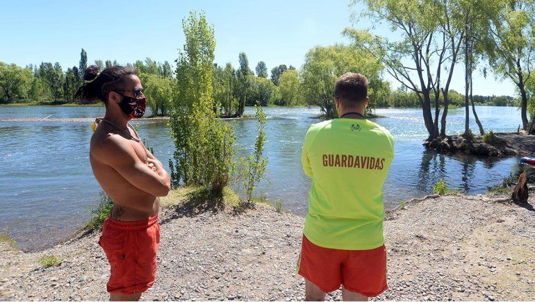 El cuerpo del hombre fue hallado por guardavidas de Neuquén.