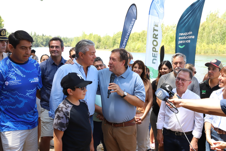 Rolo Figueroa y Alberto Weretilneck, los gobernadores se han unido por la Regata del R&iacute;o Negro. Foto Claudio Espinoza.