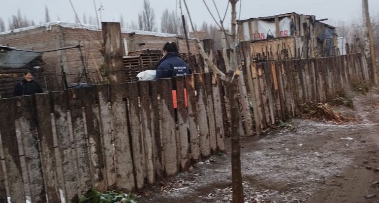 Temporal: evacuaron a una abuela que se le llovió la casa y reforzaron entrega de leña