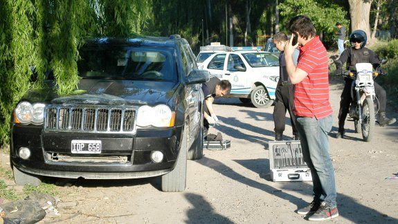 La camioneta Jeep Grand Cherokee fue abandonada a unos 200 metros de la Ruta Nacional 22, en dirección al río.