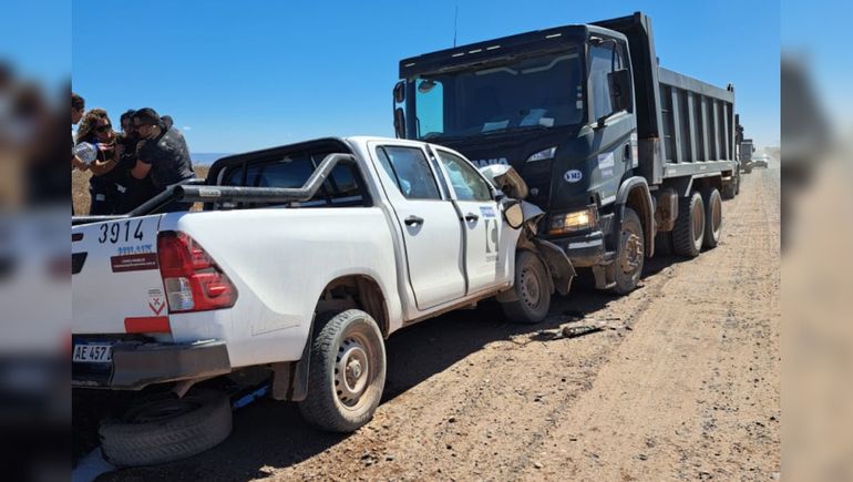 Choque frontal entre una camioneta y un camión de la misma empresa en Añelo: hubo tres heridos