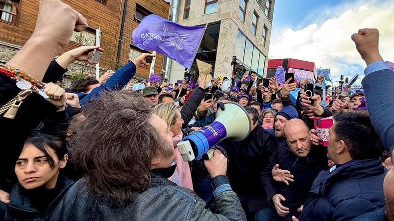 Por protestas, Javier Milei tuvo que suspender el acto de campaña en Ushuaia y volvió a Buenos Aires