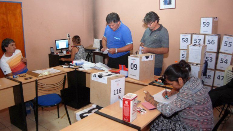 El conteo se postergó hasta la tarde por la falta de veedores oficiales.