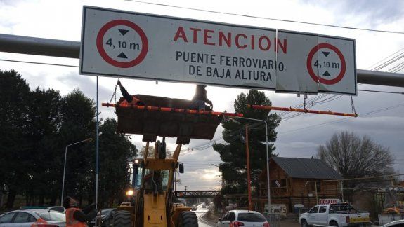 Colocaron limitadores de altura para evitar que choquen el puente 