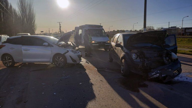 Brutal choque entre dos autos sobre la Ruta 65