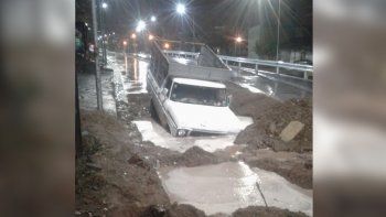 una camioneta quedo bajo agua en la zona de obras del metrobus