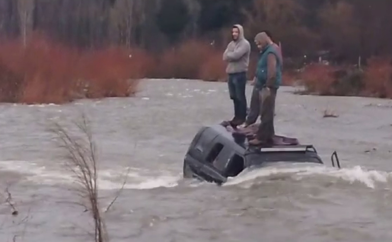 Video: intentan cruzar el Río en camioneta en El Bolsón y todo sale mal