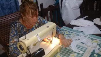 en las perlas confeccionan barbijos para adultos mayores