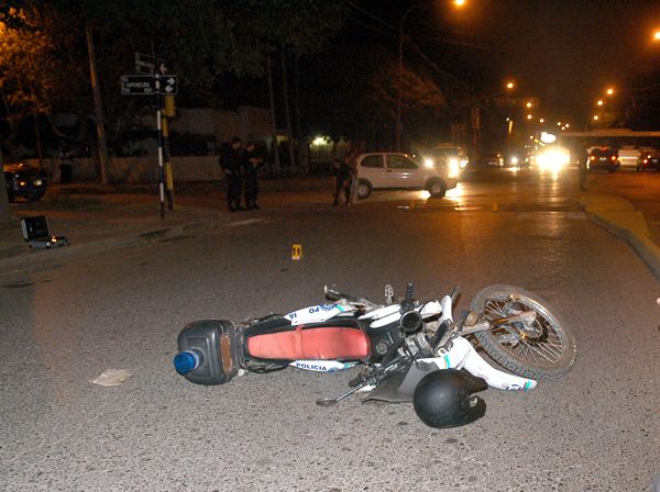 Moto y auto chocaron en la Mariano Moreno