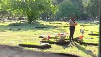 grabaron video porno en un cementerio y profanaron una tumba