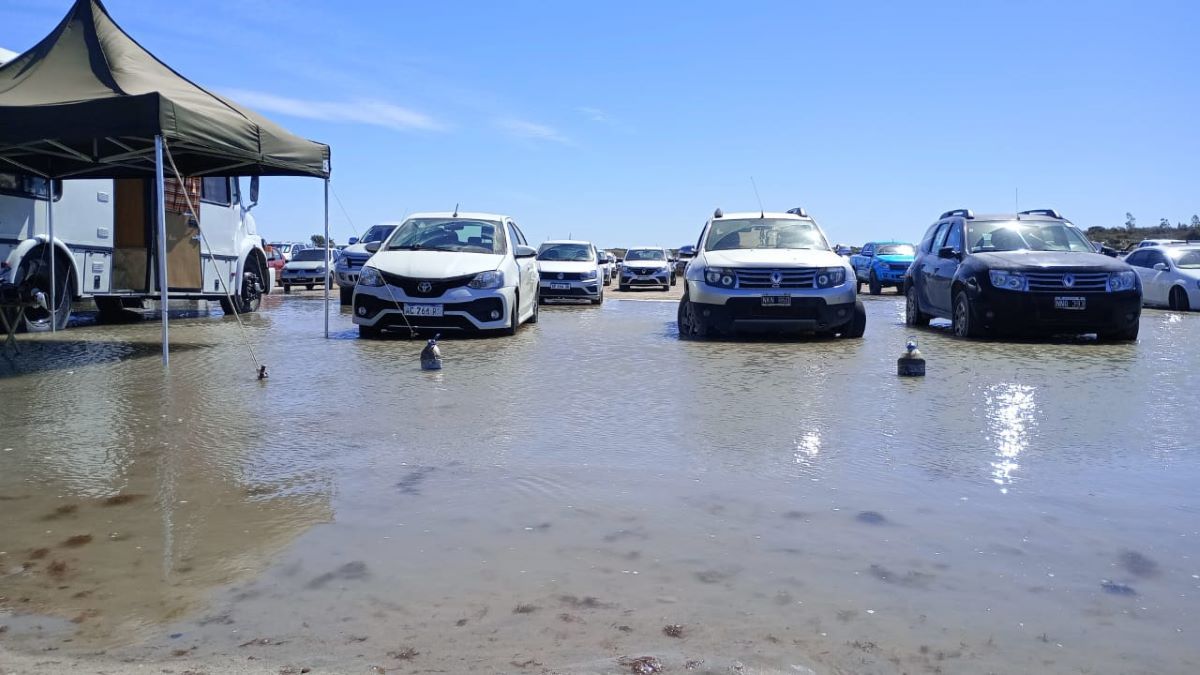 No fue tan grave como en otras oportunidades, pero el viento del sudeste elevó el mar más de lo habitual y alcanzó algunos autos de turistas.&nbsp;
