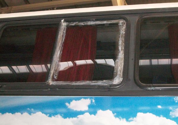 Otros dos micros atacados con piedras: un pasajero resultó con heridas leves