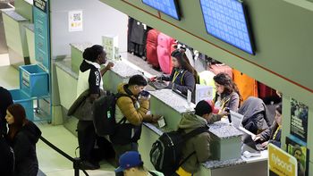 En Cipolletti, dos adolescentes fueron autorizadas a viajar al exterior sin el consentimiento de padre que se encuentra desaparecido de sus vidas. | LMCipolletti.com En Cipolletti, dos adolescentes fueron autorizadas a viajar al exterior sin el consentimiento de padre que se encuentra desaparecido de sus vidas.