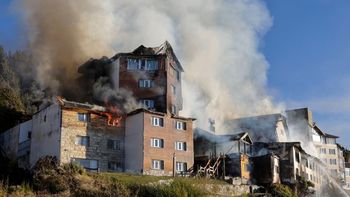 El fuego consumió por completo el emblemático hotel Huemul de Bariloche. Se presume que fue por una quema descontrolada.&nbsp;