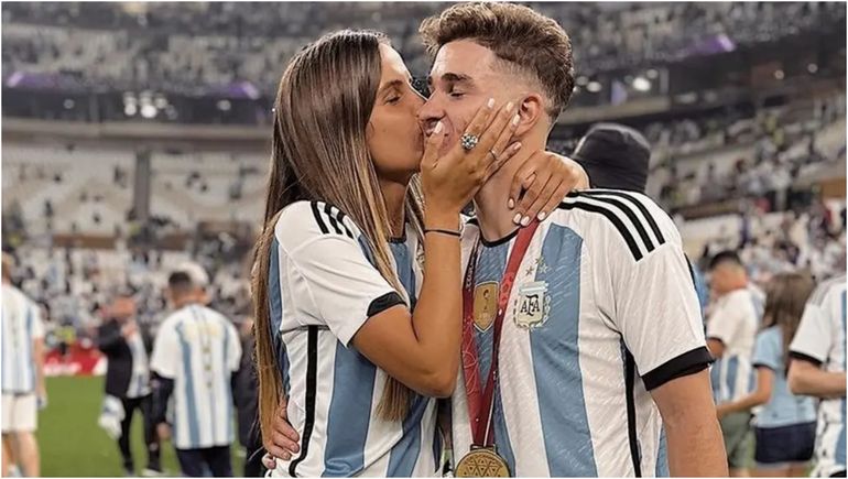 A dónde se fue de vacaciones Julián Álvarez con su novia tras la aparición de su profe de inglés
