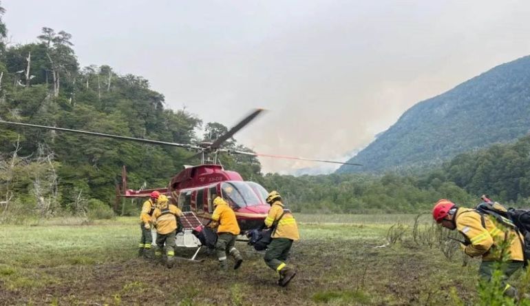 Sigue la lucha contra el incendio de bosques en Bariloche.&nbsp;