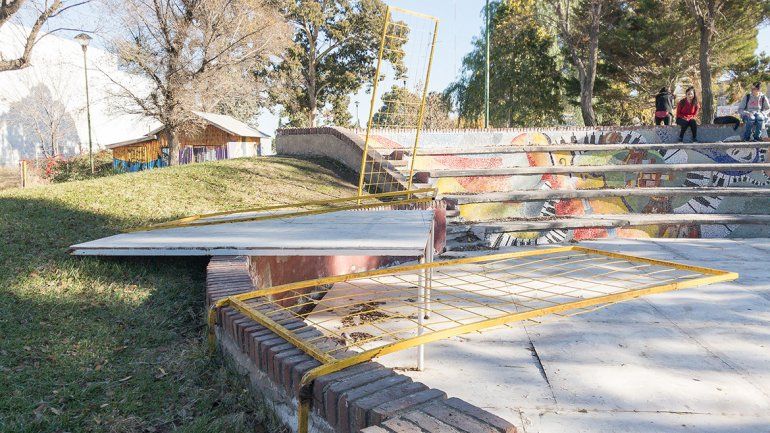 El último fin de semana el blanco de los vándalos fue el anfiteatro