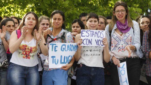 Marchan para que expulsen a joven denunciado por abuso