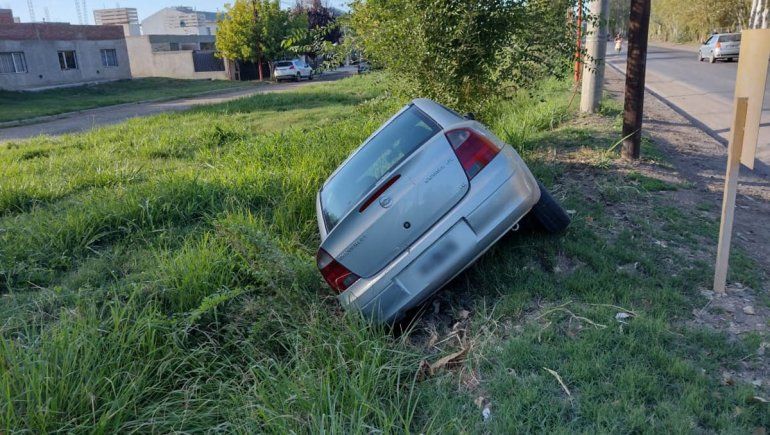 Perdió el control del auto y cayó a un canal lindante a la calle San Luis
