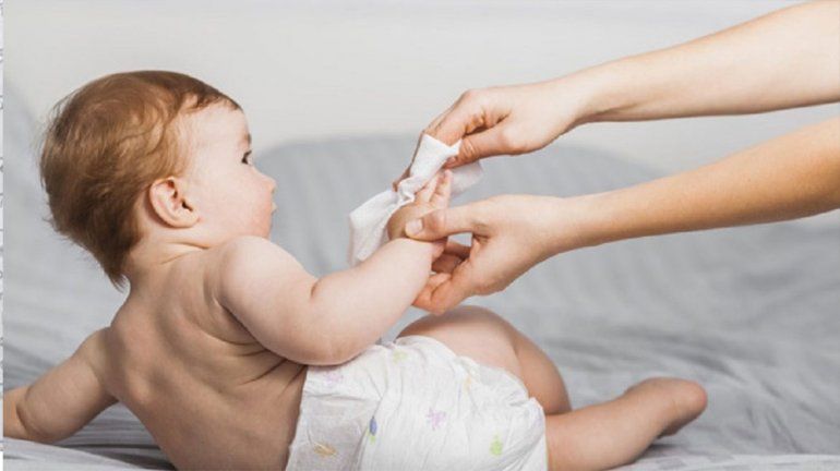La Anmat prohibió unas toallitas húmedas para bebes y una marca de productos médicos